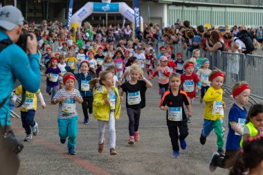 2023 Berlin Maratonu 'nun bir parçası olarak Tempelhof Havalimanı' nda yapılan çocuk yarışının bir resmi..