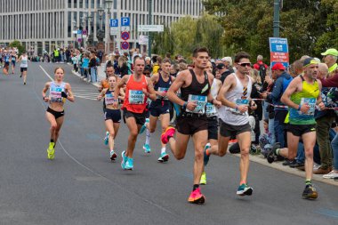 2023 Berlin Maratonu 'nda seçkin koşucuların resmi..