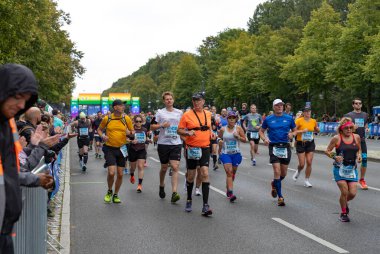 2023 Berlin Maratonu 'nda koşucuların başlangıç çizgisine yakın bir resmi..