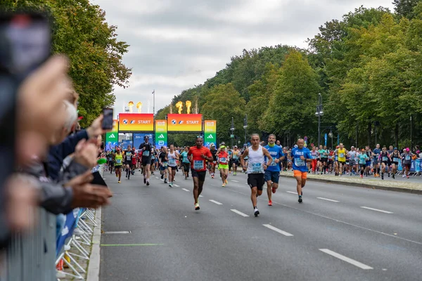 Uma Foto Corredores Maratona Berlim 2023 Perto Linha Partida Imagens De Bancos De Imagens
