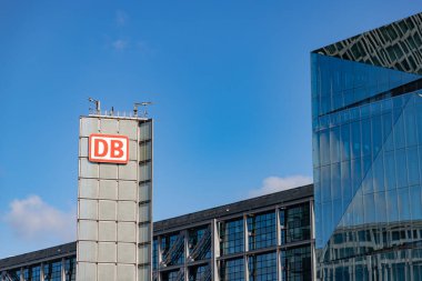 Berlin Merkez İstasyonu 'ndaki Deutsche Bahn AG logosunun resmi..