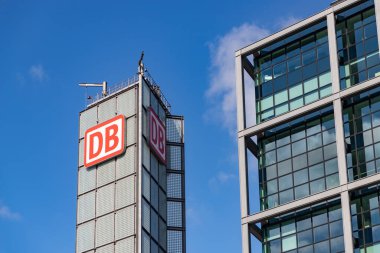 Berlin Merkez İstasyonu 'ndaki Deutsche Bahn AG logosunun resmi..