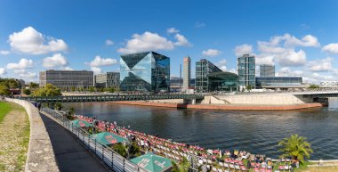 Berlin 3XN Cube binasının, Berlin Merkez İstasyonu 'nun ve Spree Nehri' nin bir resmi..