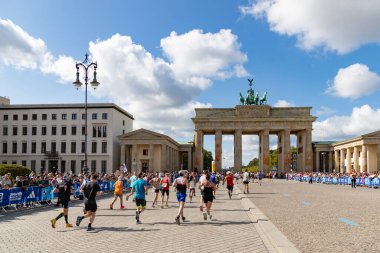Brandenburg Kapısı 'ndan geçen 2023 Berlin Maratoncularının fotoğrafı..