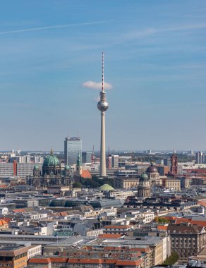Berlin Katedrali, Berliner Fernsehturm, Berlin Katedrali ve Berlin Sarayı gibi uzak yerlerden görülen bazı Berlin simgelerinin bir resmi..