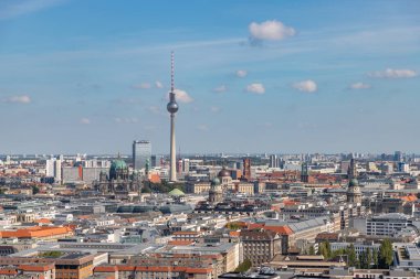 Berlin Katedrali, Berliner Fernsehturm, Berlin Katedrali ve Berlin Sarayı gibi uzak yerlerden görülen bazı Berlin simgelerinin bir resmi..
