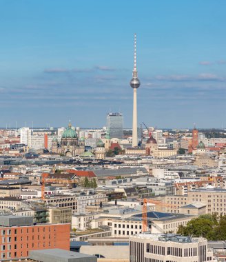 Berlin Katedrali, Berliner Fernsehturm, Berlin Katedrali ve Berlin Sarayı gibi uzak yerlerden görülen bazı Berlin simgelerinin bir resmi..