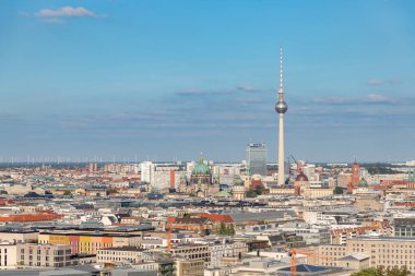 Berlin Katedrali, Berliner Fernsehturm, Berlin Katedrali ve Berlin Sarayı gibi uzak yerlerden görülen bazı Berlin simgelerinin bir resmi..