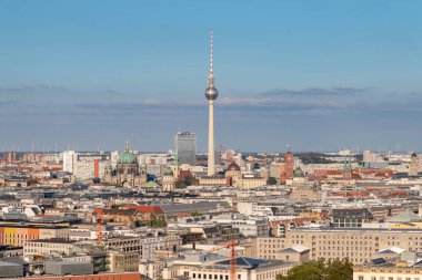 Berlin Katedrali, Berliner Fernsehturm, Berlin Katedrali ve Berlin Sarayı gibi uzak yerlerden görülen bazı Berlin simgelerinin bir resmi..