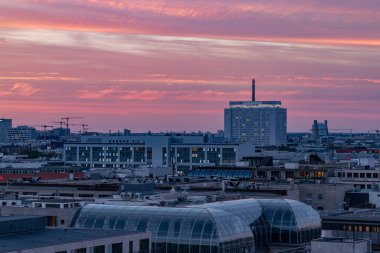 Charite Üniversitesi Hastanesi ve Maritim ProArte Otel Berlin 'in günbatımında çekilmiş bir fotoğrafı..
