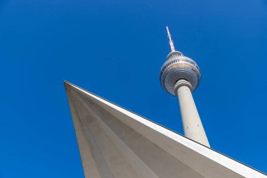 Berliner Fernsehturm 'un en üst bölümünün resmi..