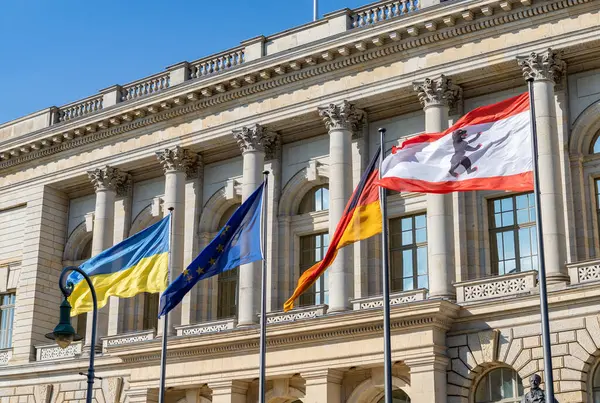 Abgeordnetenhaus 'taki ya da Berlin Eyalet Parlamentosu' ndaki bayrakların resmi..