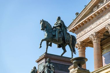 Frederick William 'ın Binicilik Heykeli' nin bir resmi, Alte Nationalgalerie veya Old National Gallery 'nin önünde..