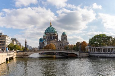 Berlin Katedrali ve Friedrichs Köprüsü 'nün bir resmi..