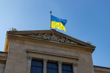 Neue Müzesi 'nin tepesindeki Ukrayna bayrağının resmi..
