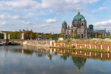 Berlin Katedrali 'nin bir resmi Spree Nehri' ne yansıdı..