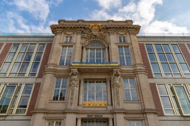 ESMT Berlin 'in ön cephesinin bir resmi.