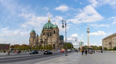 Berlin Katedrali ve Berlinli Fernsehturm 'un bir resmi..