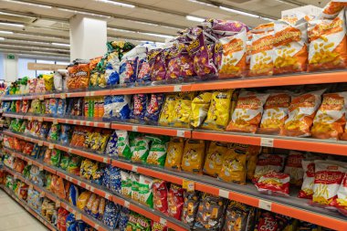 Yunan süpermarketinin içindeki abur cubur ve cips bölümünün resmi.