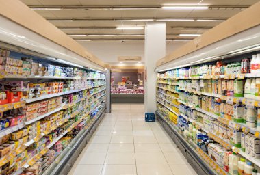 Süpermarketin içindeki mandıra bölümünün resmi..