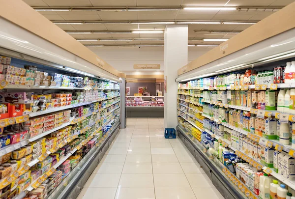 Süpermarketin içindeki mandıra bölümünün resmi..