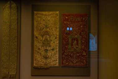 Arkadi Manastırı 'ndaki dini kıyafetlerin resmi..