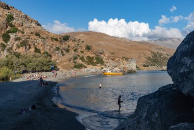 Preveli Sahili 'nin ve yakınlardaki manzaranın bir resmi..