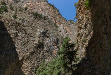 Samiriye Vadisi 'nin bir resmi. Yerden bakıldığında engebeli bir manzara..