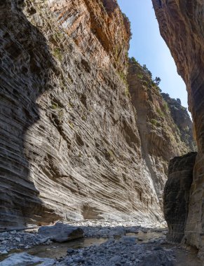 Samarya Boğazı 'nın heybetli Demir Kapıları' nın bir resmi..