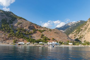 Agia Roumeli kasabasının, çevreleyen manzaranın ve kıyıların bir resmi..
