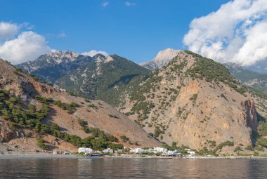 Agia Roumeli kasabasının, çevreleyen manzaranın ve kıyıların bir resmi..