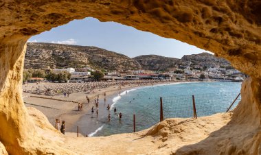 Matala Sahili 'nin mağaralarından birinin içinden görünen bir resmi..