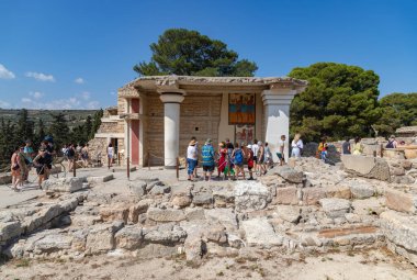 Güney Propilaeum ve Knossos Sarayı 'ndaki Kupa Taşıyıcı Freskler' in bir resmi..