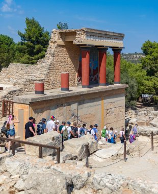 Knossos Sarayı 'nın kuzey girişinin bir resmi..