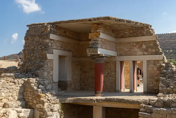 Knossos Sarayı 'ndaki Güney Propilaeum' un bir resmi..