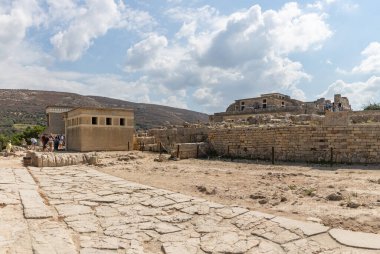 Soldaki Kuzey Lustral Havzası ve sağdaki Taht Odası, Knossos Sarayı 'nda..