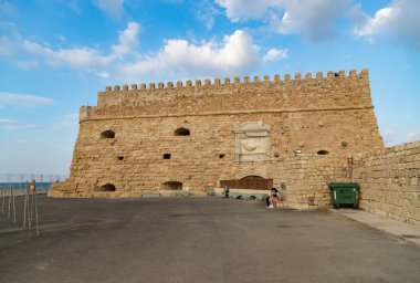 Rocca a Mare veya Koules Kalesi 'nin bir resmi..