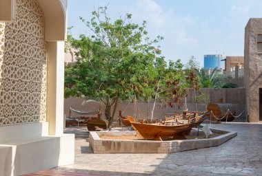 Al Fahidi Tarihi Mahallesi 'nde bir dhow teknesinin resmi..