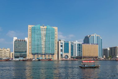 Dubai deresinin kıyısındaki bazı binaların resmi..