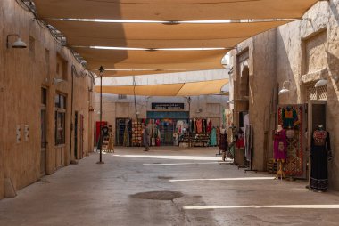 Al Seef Kültür ve Alışveriş Merkezi 'ndeki geleneksel dükkanların resmi..