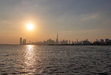 Gün batımında Dubai şehir merkezinin bir resmi, Burj Halife 'nin yüksekte olduğu.