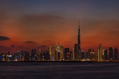 Gün batımında Dubai şehir merkezinin renkli bir resmi, Burj Halife diğer gökdelenlerde yükseliyor..