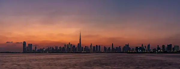Ένα Πανόραμα Και Πολύχρωμη Εικόνα Του Ντουμπάι Στο Ηλιοβασίλεμα Burj Royalty Free Εικόνες Αρχείου