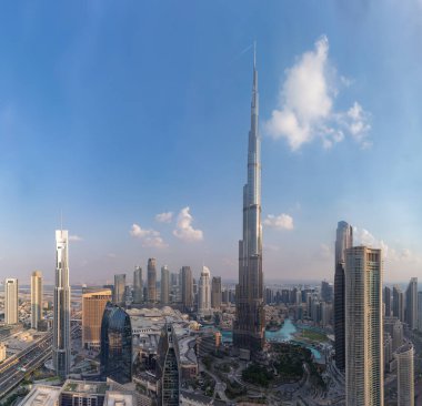 Burj Halife 'nin Dubai şehir merkezi, Business Bay ve Zabeel 2 bölgelerindeki binaları saran fotoğrafı..