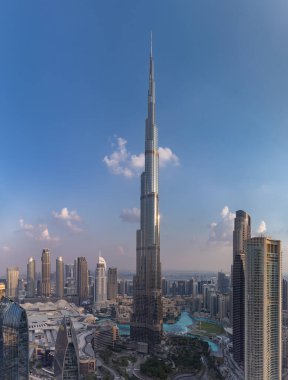 Burj Halife 'nin Dubai şehir merkezi ve Business Bay bölgelerindeki binaları saran bir resmi..