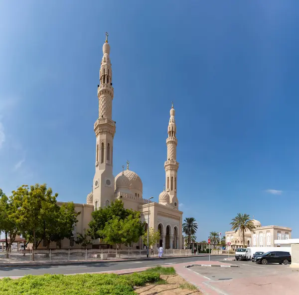 Dubai 'deki Jumeirah Camii' nin bir resmi..