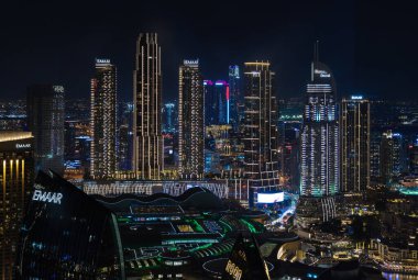 Gece Dubai yakınlarındaki Business Bay binalarının resmi..