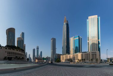 Şehir merkezindeki Dubai binalarının ve apartmanların bir fotoğrafı..