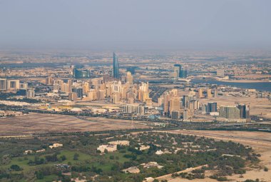 El-Jaddaf 'ın binalarının uzaktan görülen bir fotoğrafı..