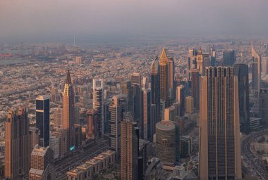 Gün batımında Ticaret Merkezi bölgesindeki yüksek binaların resmi..